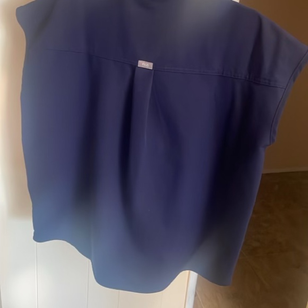 Figs shirt xsmall / didn't fit me it was too big